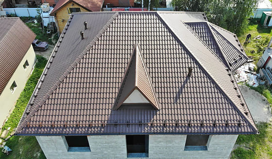 Крепление вальмовой черепицы кляммером