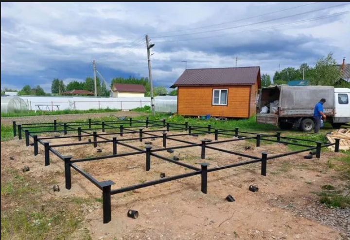 Комбинированные сваи для забора на сложном рельефе