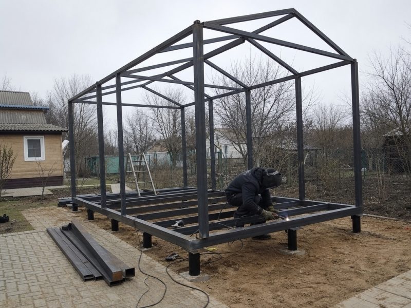 Фундамент для забора на сложном рельефе